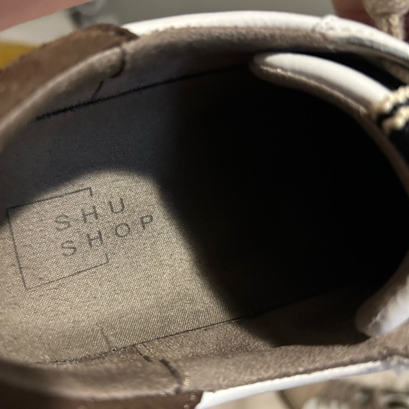 Shushing - Picture 4 of 5